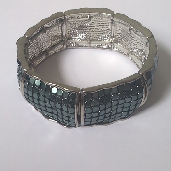 Elegant Silver and Green‎ Bracelet - Picture 1 of 4